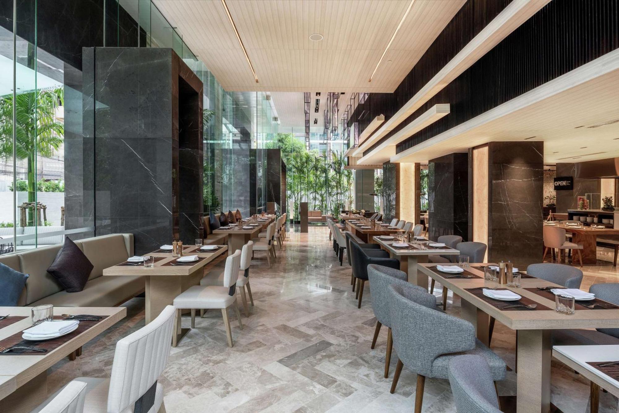 Doubletree By Hilton Bangkok Ploenchit Hotel Exterior photo